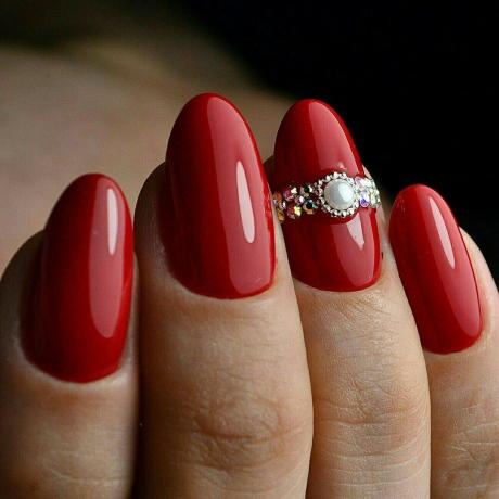 Czerwony lakier, ozdobione kryształkami w kształcie pierścienia - win-win dla wypoczynku.