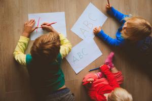 Jak przygotować rękę dziecka na literę: szykując się do szkoły z góry