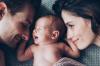 TOP-4 najlepsze procedury oglądania noworodka: matki na kartce