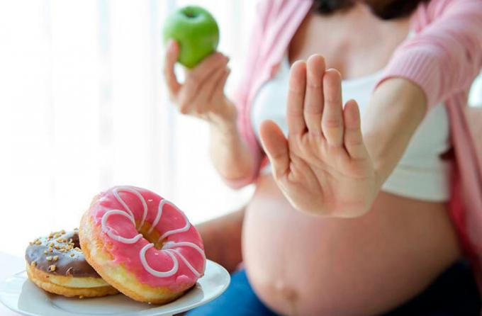 Fast food i alkohol - nie wszystkie produkty, na których jest dać w czasie ciąży (źródło zdjęcia: shutterstosk.com)