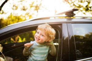 Dlaczego nie możesz zostawić dzieci samych w salonie samochodowym?