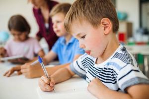 Jak naprawić złe pismo odręczne u dziecka: wskazówki dla rodziców
