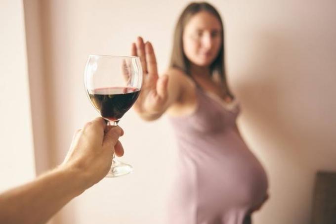 Bezpieczna dawka alkoholu w czasie ciąży nie jest: naukowcy o mózgu płodu