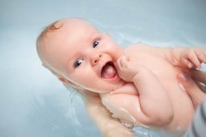 Jak kąpać noworodka: każda matka powinna wiedzieć
