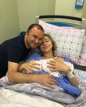 „Cały świat się zatrzymał”: młoda żona Viktora Pavlika urodziła syna