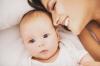 Łuski i strupy na głowie u niemowląt: 3 powodów i właściwy sposób do czyszczenia