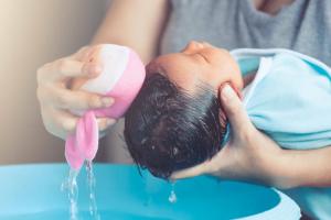 Jak kąpać noworodka: czy znasz mamę skóry?