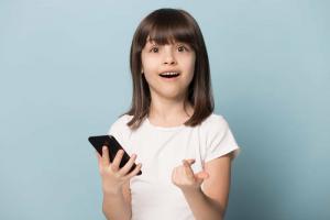 Dziecko chce iPhone’a – co robić: 10 plusów i minusów
