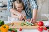Mały pomocnik: jak nauczyć dziecko beztroskiego wicia się kuchennym nożem