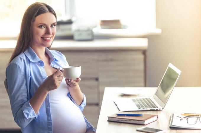 Dlaczego naukowcy zabronili kobietom w ciąży picia herbaty i kawy?