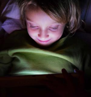 Aby odwrócić wzrok: TOP-3 life hacki, które pomogą oderwać dziecko od telewizora