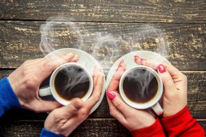 Dla miłośników kawy: 5 sposobów na zmniejszenie kalorii w kawie