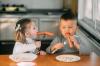 Jakie jest najbardziej niebezpieczne mięso dla dziecka? Doktor Komarowski odpowiada