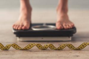 Naukowcy nazwali to główny powód, dlaczego trudno jest schudnąć: nie zbyt leniwy i nie przejadanie