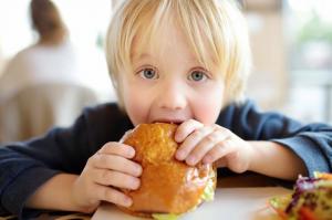 Żadnych kiełbas i kiełbas: żywność w stołówkach szkolnych jest doprowadzona do zdrowej normy