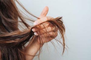 Problemy z włosami – jakie dolegliwości wywołuje cim?