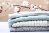 Kurtki puchowe, swetry i rajstopy: jak właściwie dbać o zimową garderobę