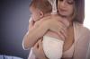 Jak utrzymać noworodka w ramionach: 5 sposobów na prawidłowe