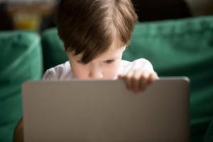 Pułapki w sieci: TOP-10 zasad bezpiecznego zachowania dzieci w Internecie