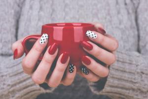 Letni manicure: trendy w modzie na sezon 2021