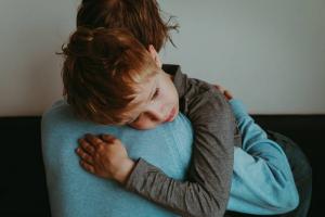 Dziecko boi się zostać sama w domu: 6 sposobów radzenia sobie z lękiem