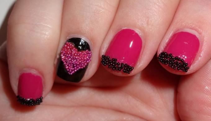 
Proces tworzenia Bulonki manicure w domu jest bardzo proste: