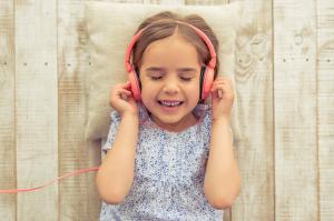 Czy słuchanie muzyki przez słuchawki jest szkodliwe?