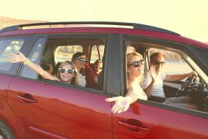Podróżowanie samochodem z dziećmi: to, co musisz zabrać w drogę