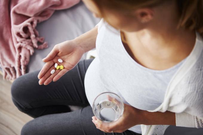 Nie tylko dla kobiet w ciąży: lekarze powiedzieli, kto i dlaczego powinien przyjmować kwas foliowy